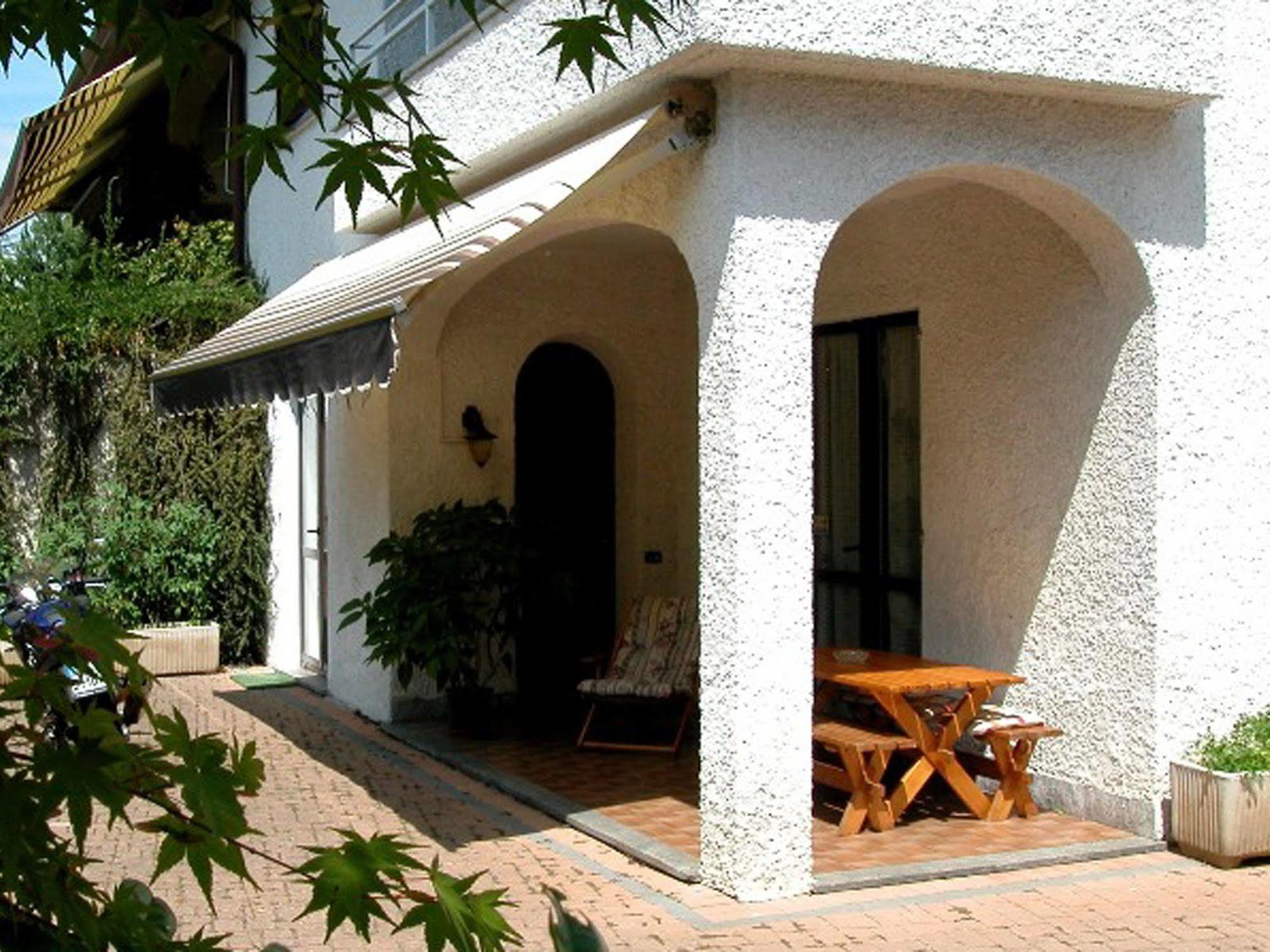 B&B Villa Monterosa Con Piscina Castronno Kültér fotó